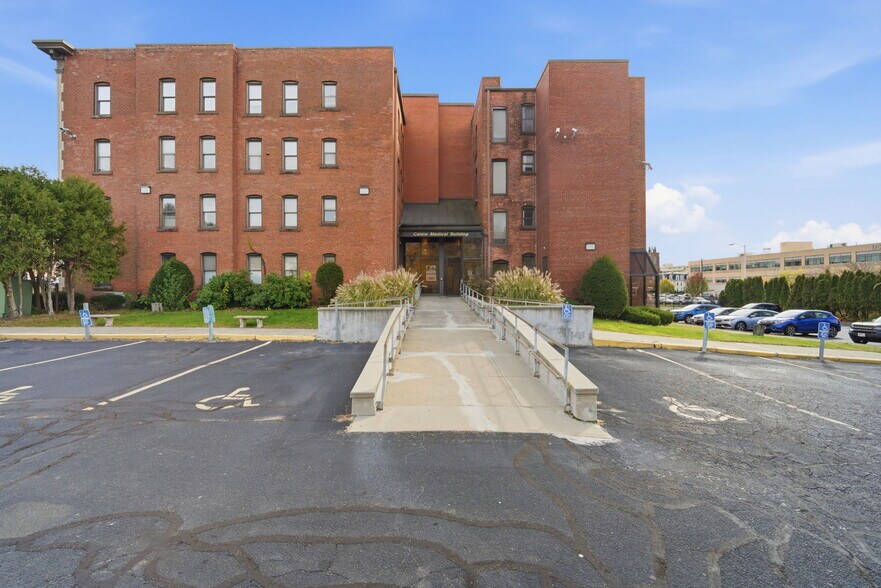 222 Carew St, Springfield, MA à louer - Photo du bâtiment - Image 2 de 23