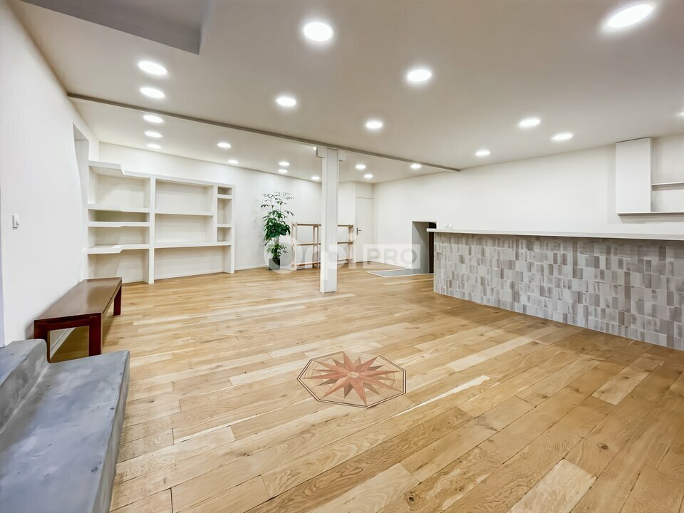 Retail in Marseille for lease Building Photo- Image 1 of 11