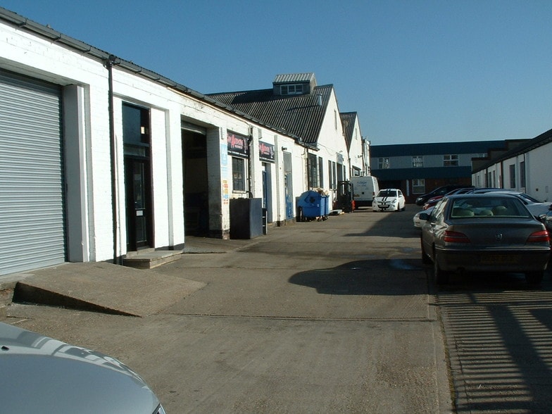 2-3 Bridge Rd, Camberley for lease - Building Photo - Image 2 of 3