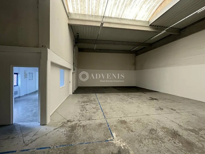 Flex in Moissy-Cramayel for lease - Interior Photo - Image 3 of 6