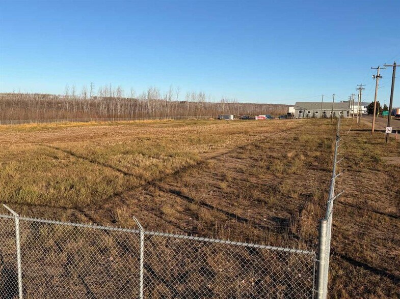 520 Snow Eagle Dr, Fort McMurray, AB à louer - Photo du bâtiment - Image 2 de 3