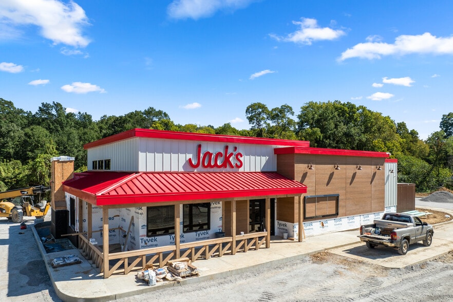 1412 Jerry Clower Blvd, Yazoo City, MS for sale - Building Photo - Image 2 of 5