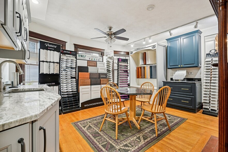 327 Central St, Saugus, MA for sale - Interior Photo - Image 2 of 27