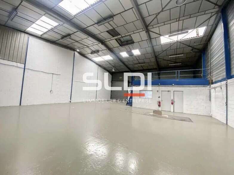 Flex in Chassieu for lease - Interior Photo - Image 2 of 7