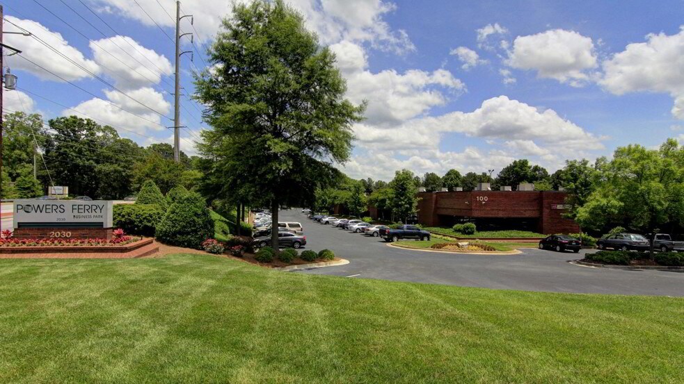2030 Powers Ferry Rd SE, Atlanta, GA à louer - Photo du bâtiment - Image 3 de 8