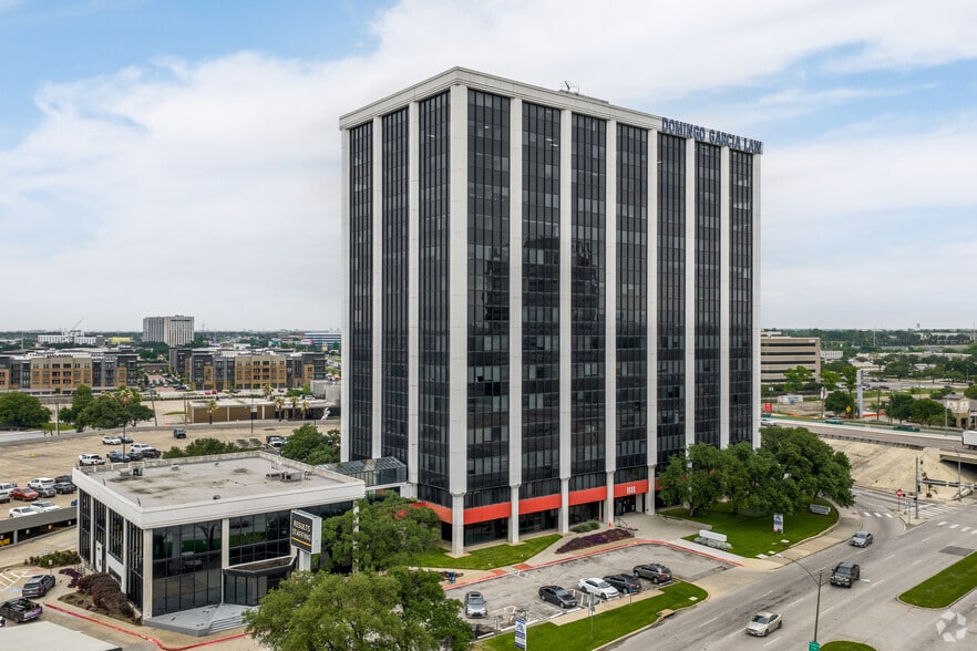1111 W Mockingbird Ln, Dallas, TX for lease - Building Photo - Image 1 of 20