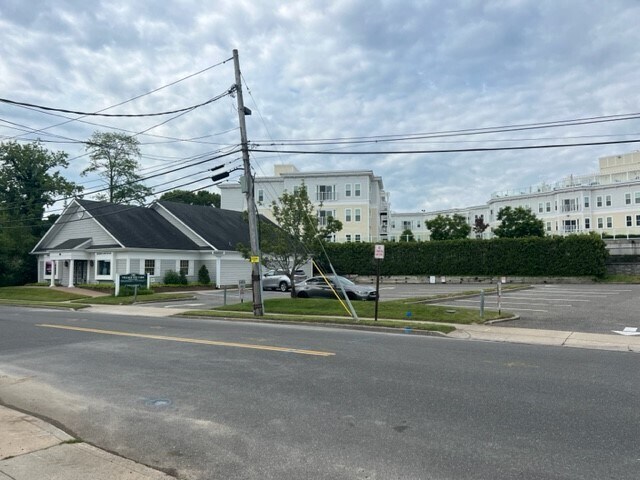 311 Barnum Ave, Port Jefferson, NY à vendre - Photo du bâtiment - Image 2 de 11
