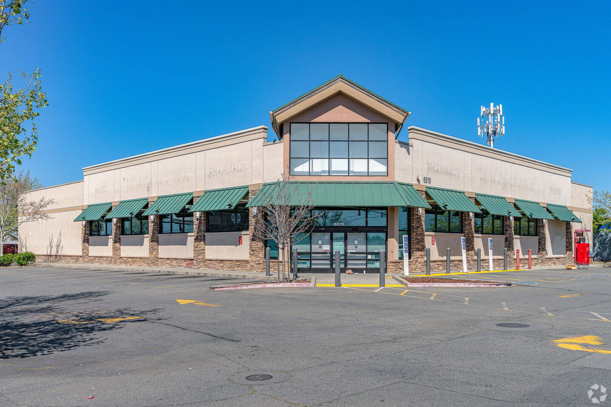 6819 Watt Ave, North Highlands, CA à louer Photo principale- Image 1 de 14