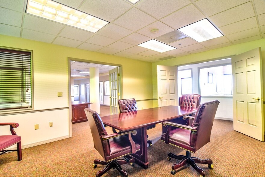 1150 Cleveland St, Clearwater, FL for lease - Interior Photo - Image 3 of 86