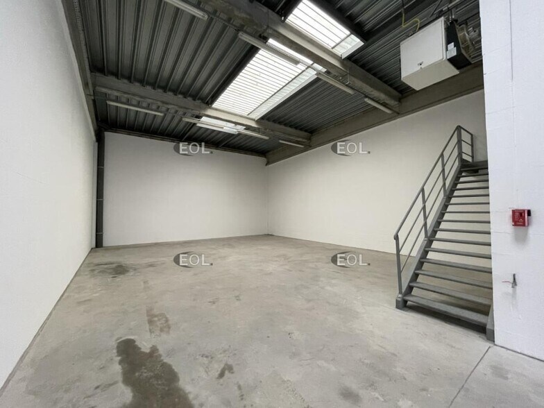 Flex in Chambly for lease - Building Photo - Image 2 of 7