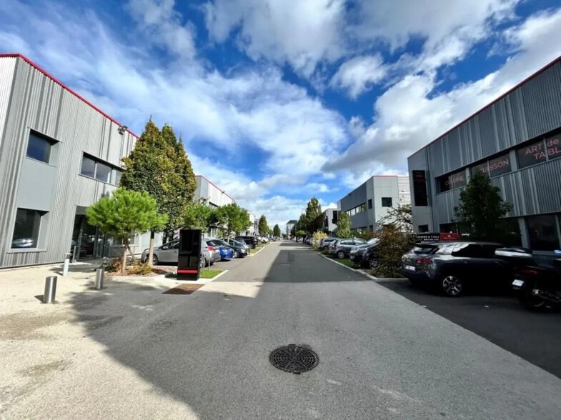 Flex in Le Blanc-Mesnil for lease - Building Photo - Image 1 of 17