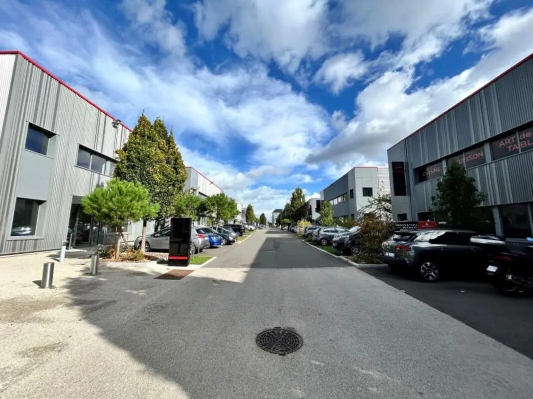 Flex in Le Blanc-Mesnil for lease Building Photo- Image 1 of 18