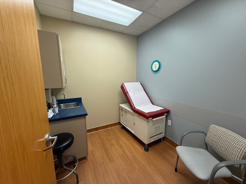 10020 Dupont Circle Ct, Fort Wayne, IN for lease - Interior Photo - Image 3 of 11