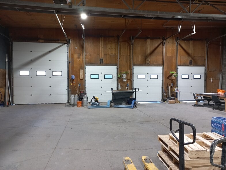 143 East Lake Blvd NE, Airdrie, AB for lease - Building Photo - Image 2 of 8