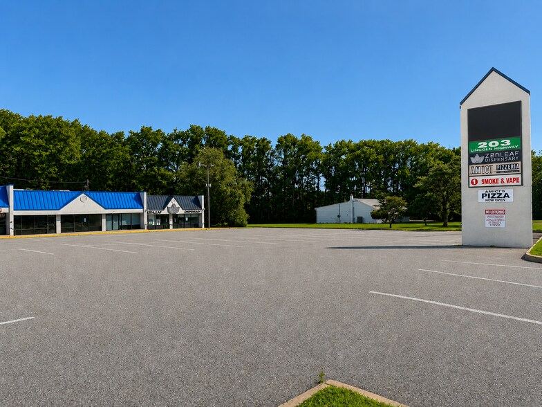 203 Lincoln Hwy, Fairless Hills, PA à louer - Photo du bâtiment - Image 3 de 14