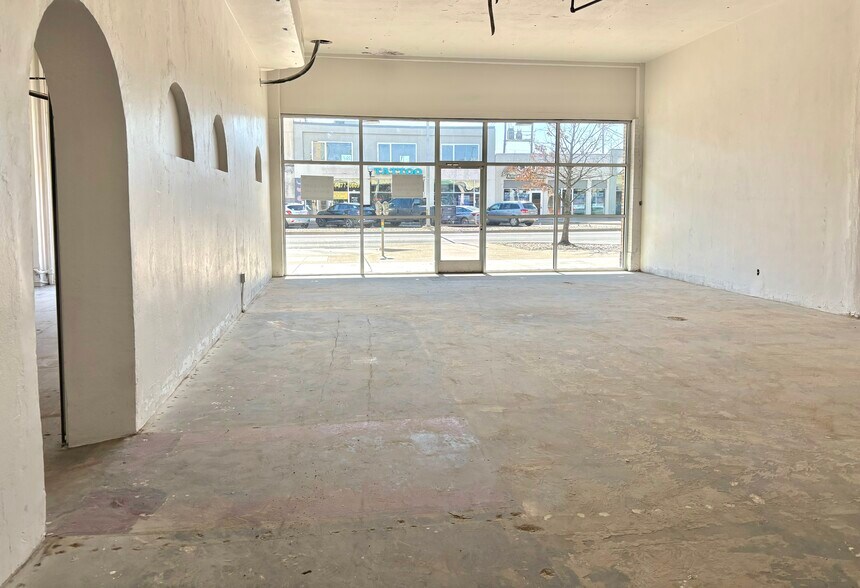 300-308 W Jefferson Blvd, Dallas, TX for lease - Interior Photo - Image 2 of 9