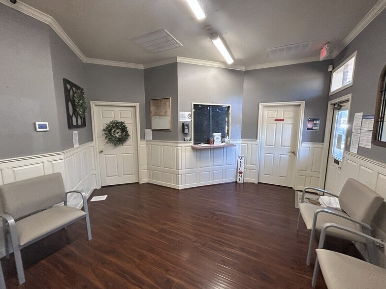 345 E Parkwood Ave, Friendswood, TX for lease - Interior Photo - Image 2 of 5