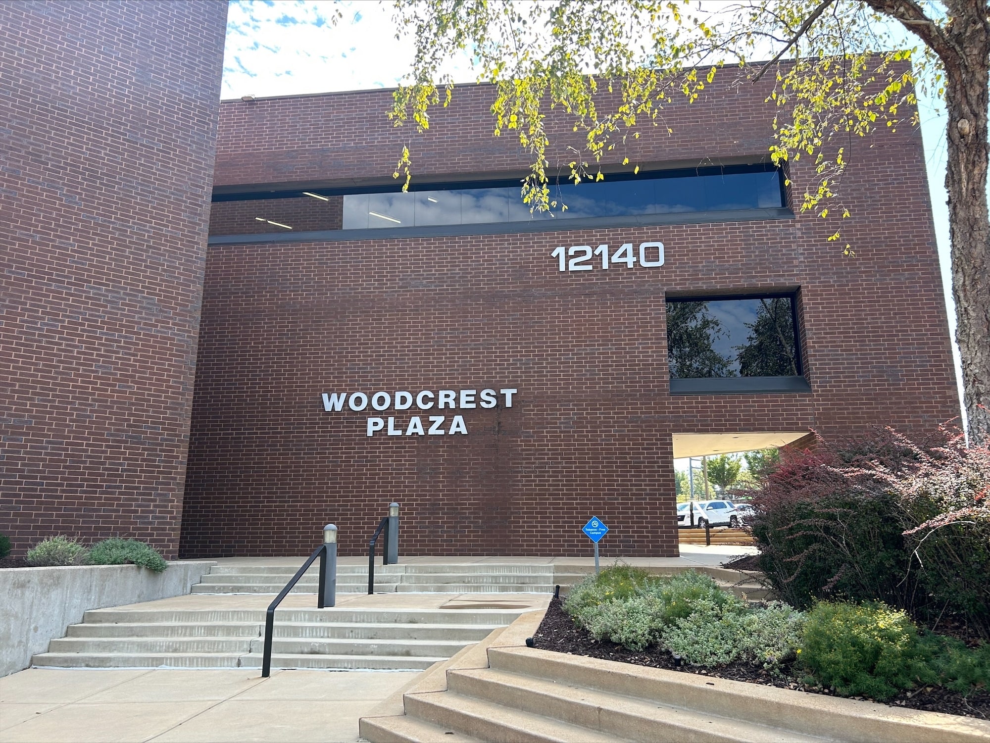 12140 Woodcrest Exec Dr, Creve Coeur, MO for lease Primary Photo- Image 1 of 8