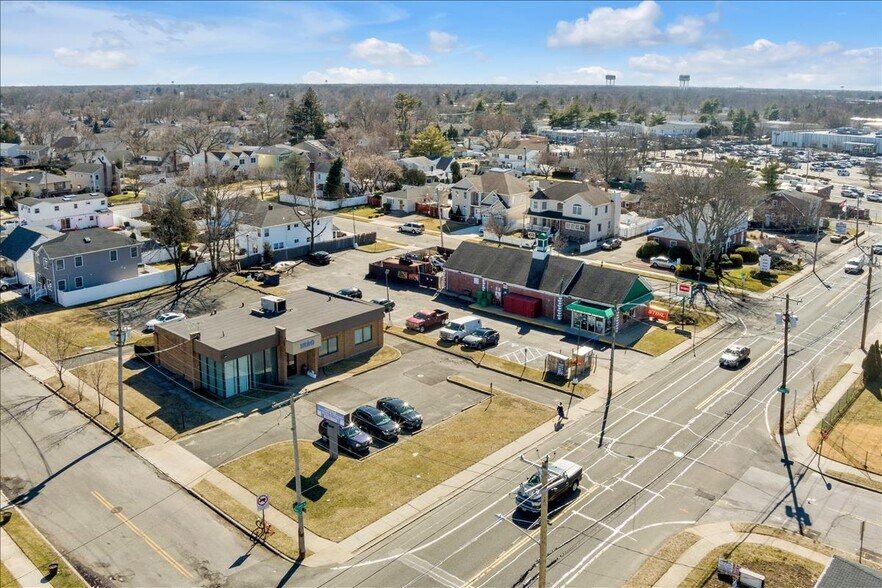 1620 Front St, East Meadow, NY à vendre - Photo du bâtiment - Image 2 de 23