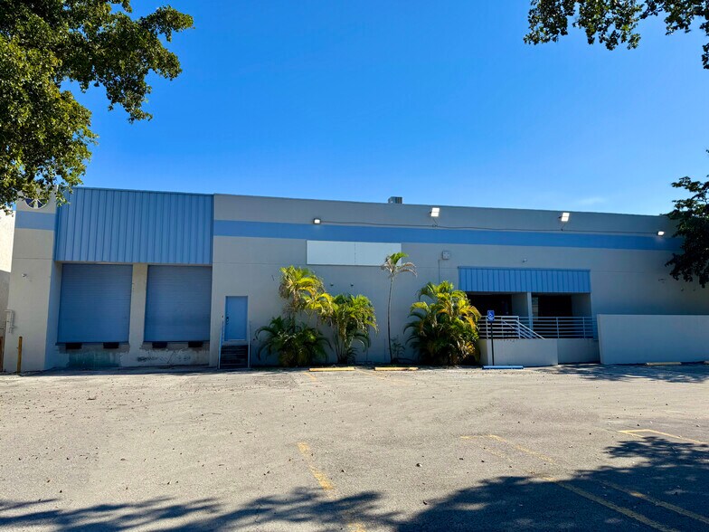 13001 NW 38th Ave, Opa-locka, FL à louer - Photo du bâtiment - Image 2 de 2