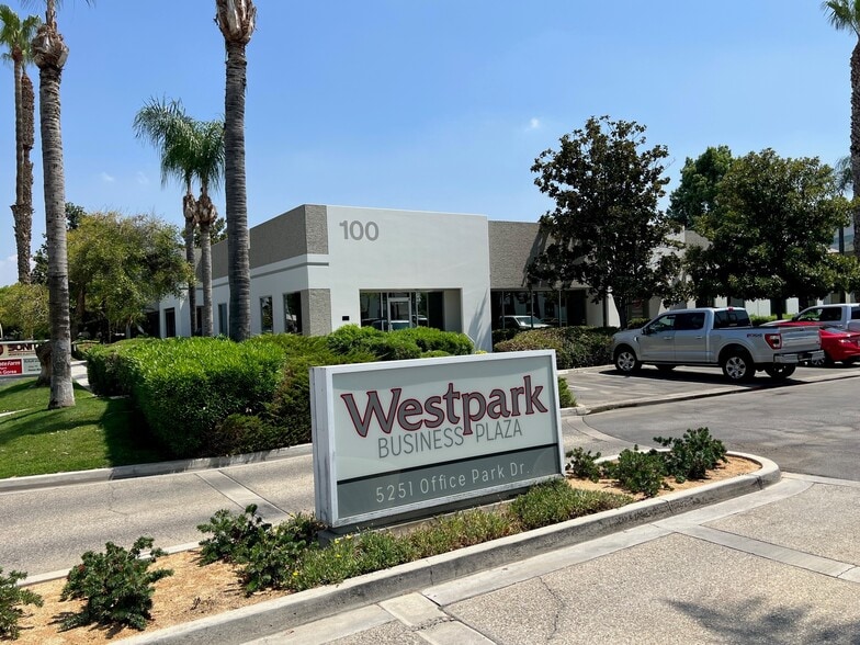 5251 Office Park Dr, Bakersfield, CA for lease - Building Photo - Image 2 of 5