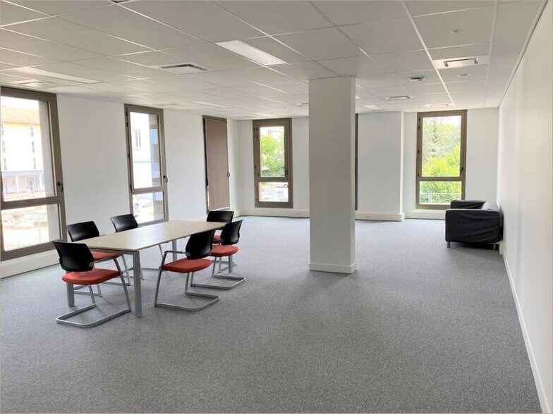 22 Avenue Jean Jaurès, Décines-Charpieu à vendre - Photo du bâtiment - Image 1 de 4