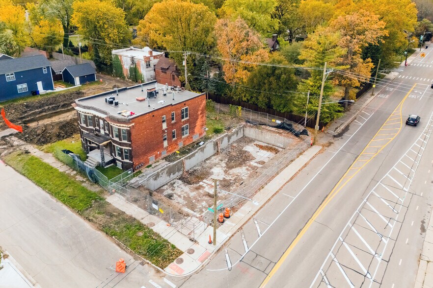 8646 Kercheval St, Detroit, MI à vendre - Photo du bâtiment - Image 3 de 6