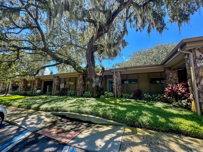 911-917 S Parsons Ave, Brandon, FL for lease - Building Photo - Image 3 of 31