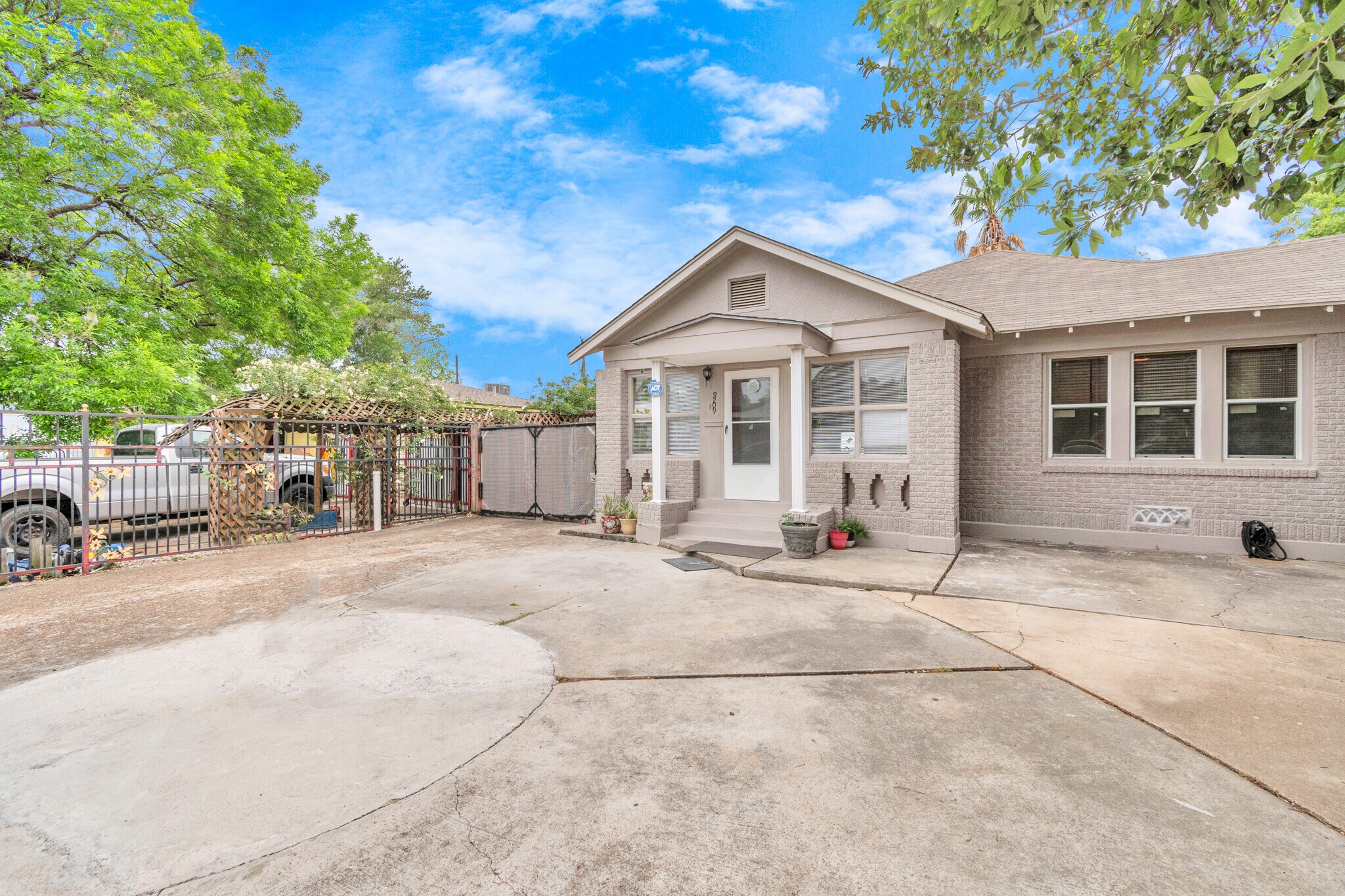 8209 Howard Dr, Houston, TX for sale Building Photo- Image 1 of 11