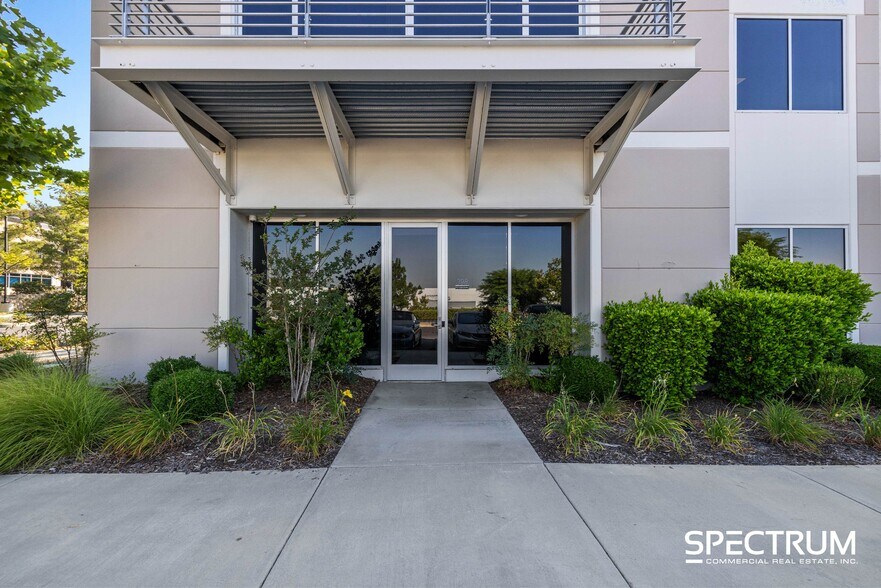 28368 Constellation Rd, Valencia, CA à vendre - Photo du bâtiment - Image 2 de 20