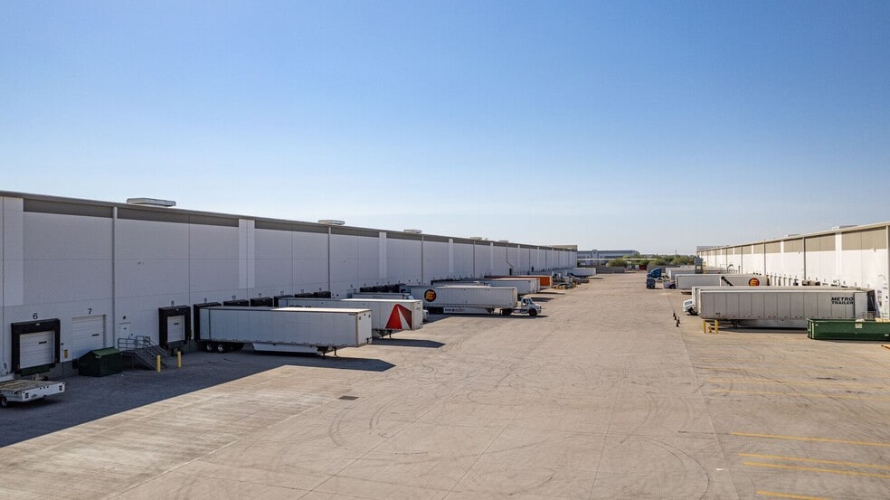 7205 W Buckeye Rd, Phoenix, AZ for lease - Building Photo - Image 2 of 5
