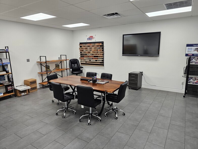 1313 S Killian Dr, Lake Park, FL à louer - Photo du bâtiment - Image 3 de 4