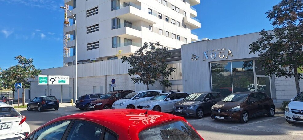Retail in Granada for lease - Building Photo - Image 2 of 13