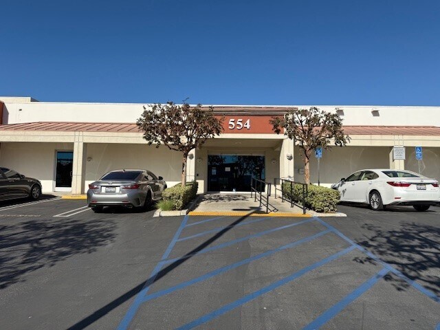 554 E San Bernardino Rd, Covina, CA à louer - Photo du bâtiment - Image 3 de 4