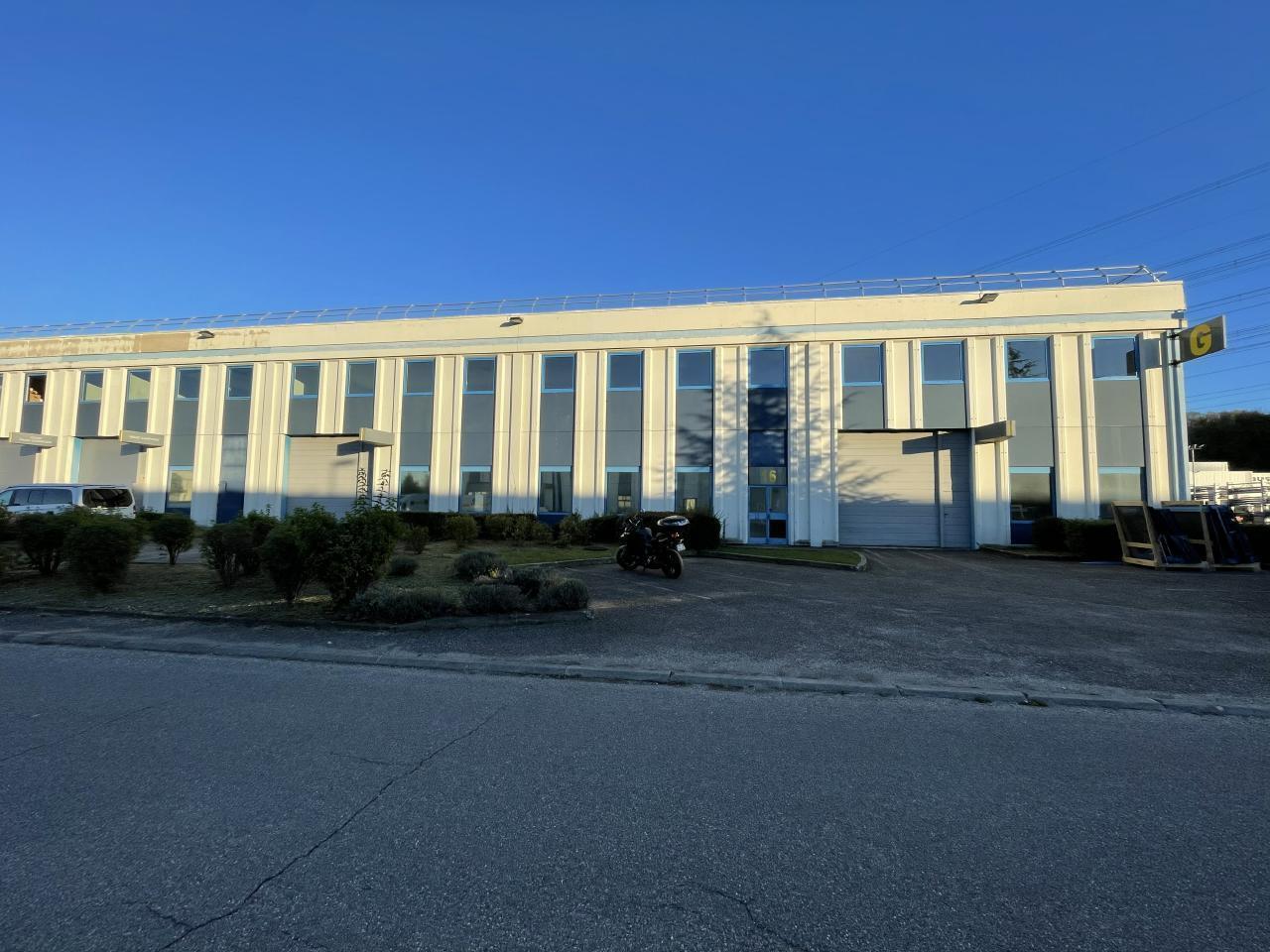 Industrial in Saint-Quentin-Fallavier for sale Building Photo- Image 1 of 18