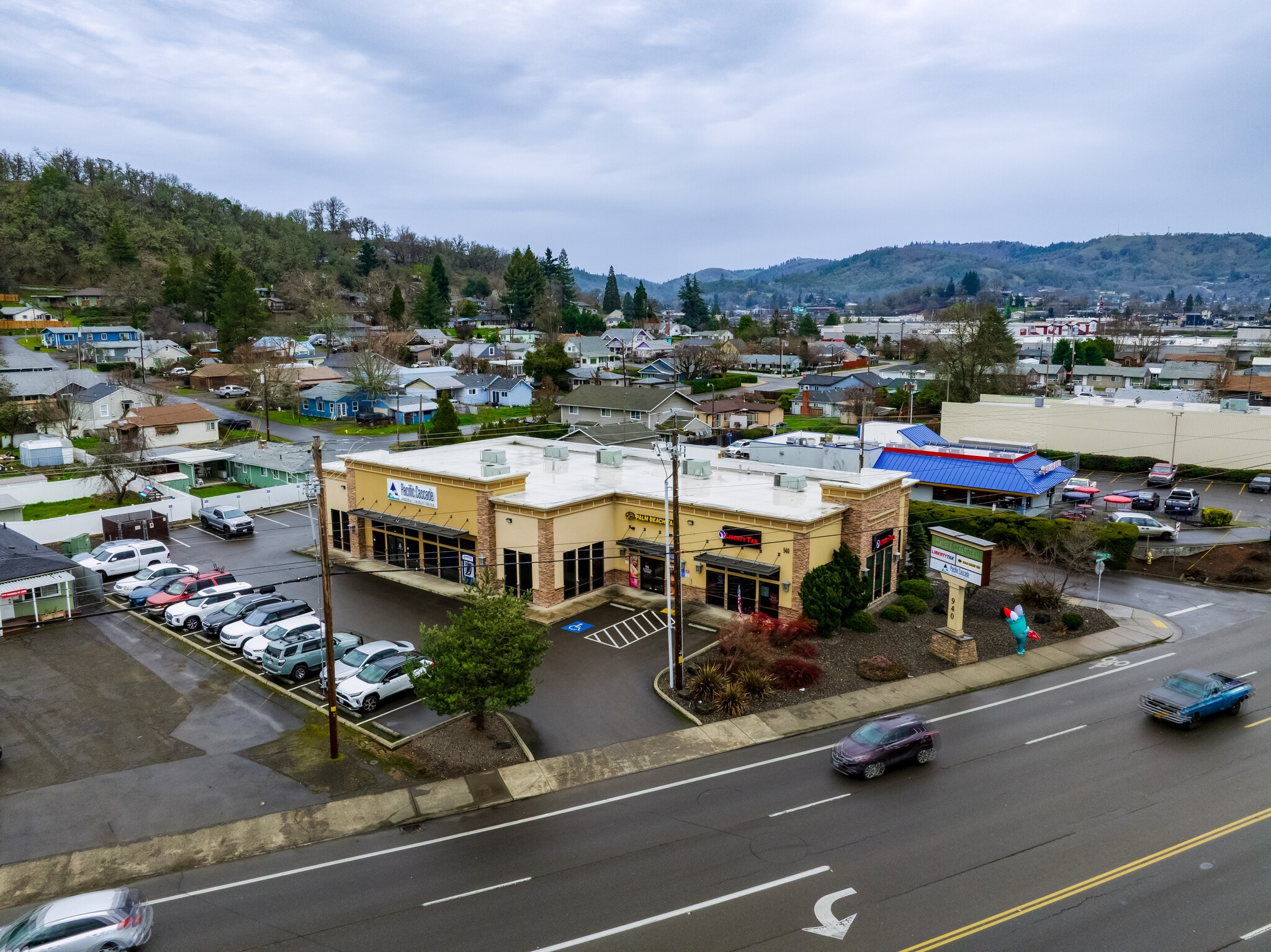 940 NW Garden Valley Blvd, Roseburg, OR for lease Primary Photo- Image 1 of 6