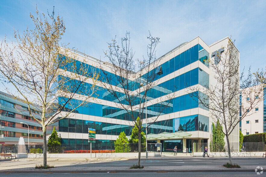 Calle de Julián Camarillo, 42, Madrid, Madrid à louer - Photo principale - Image 1 de 4