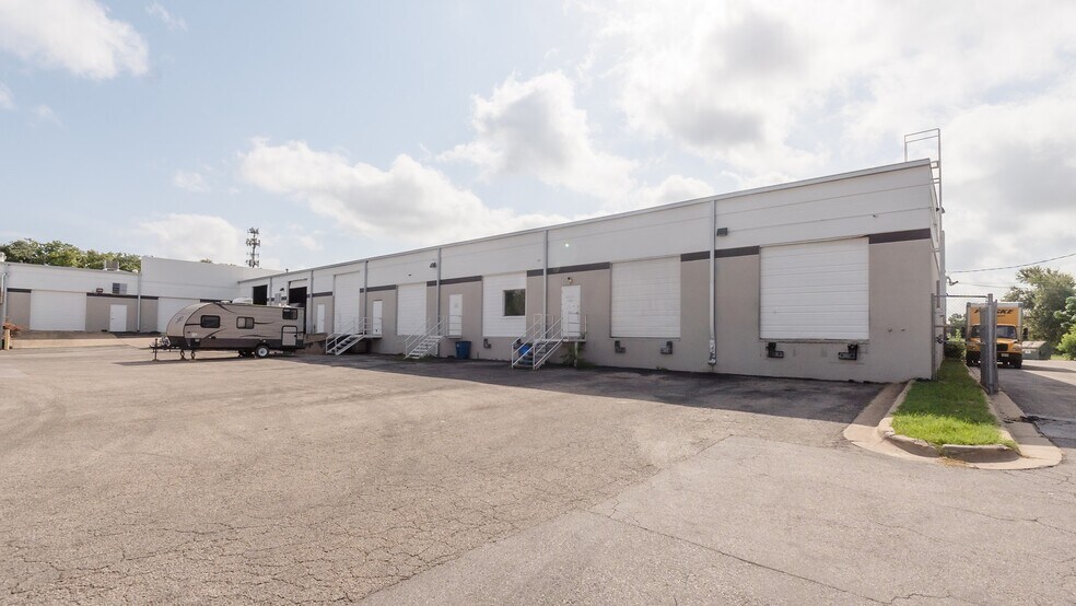 6001 Techni Center Dr, Austin, TX à louer - Photo du bâtiment - Image 3 de 7