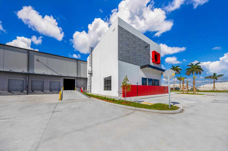 14101 NW 112th Ave, Hialeah Gardens, FL à louer - Photo du bâtiment - Image 2 de 30
