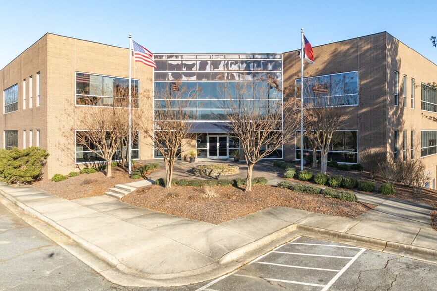 940 Golf House Rd W, Whitsett, NC à louer - Photo du bâtiment - Image 2 de 20