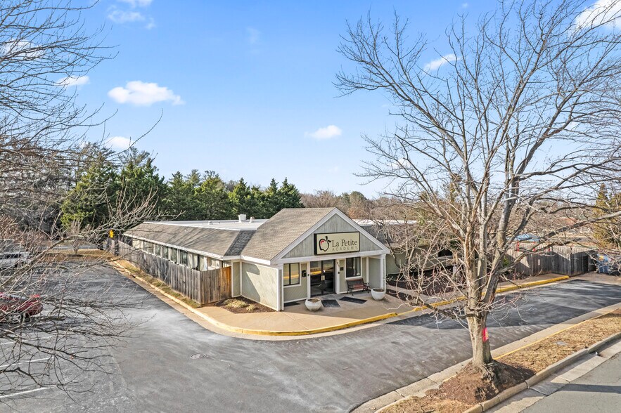 211 Edds Ln, Sterling, VA à vendre - Photo du bâtiment - Image 2 de 49