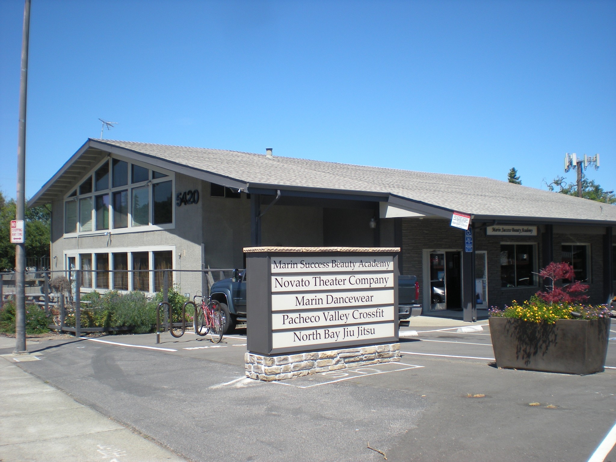 5420 Nave Dr, Novato, CA à louer Photo du bâtiment- Image 1 de 2