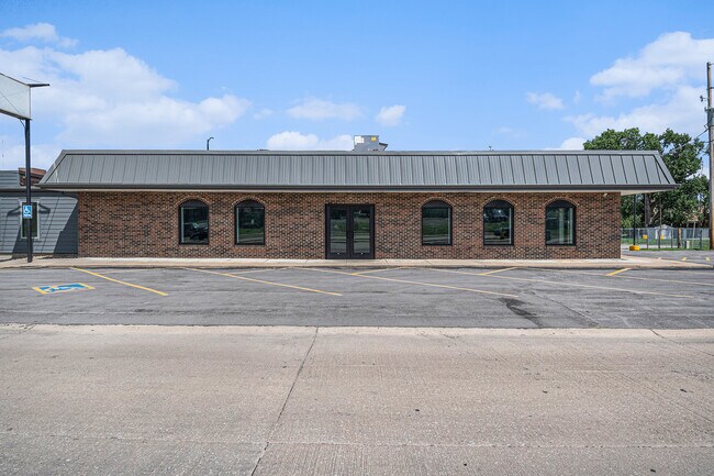 More details for 3525 N 90th St, Omaha, NE - Retail for Sale