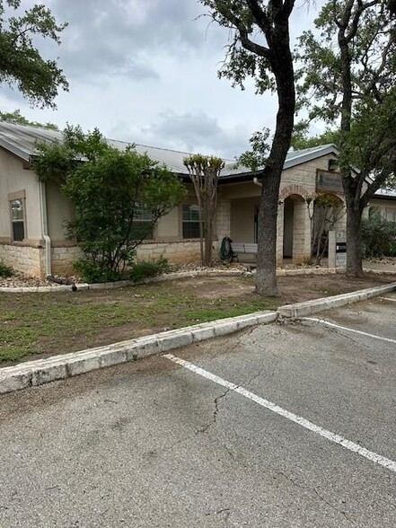 800 W Highway 290, Dripping Springs, TX for lease - Building Photo - Image 1 of 15