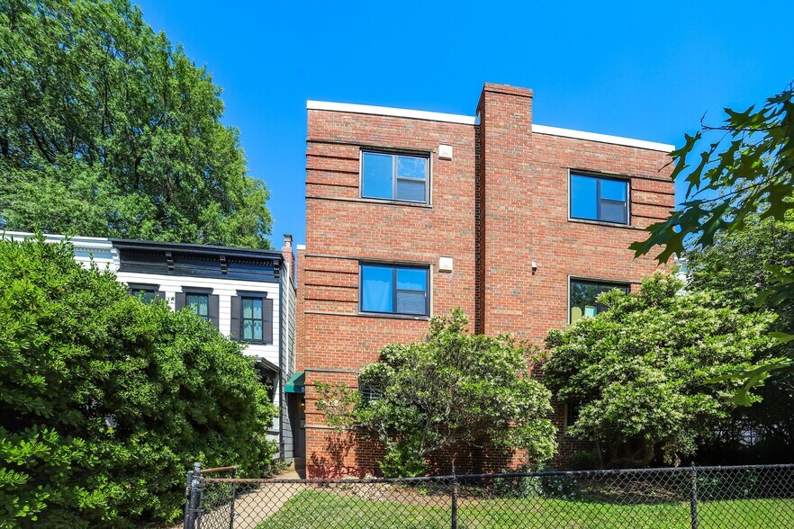 525 7th St NE, Washington, DC à vendre - Photo du bâtiment - Image 2 de 17
