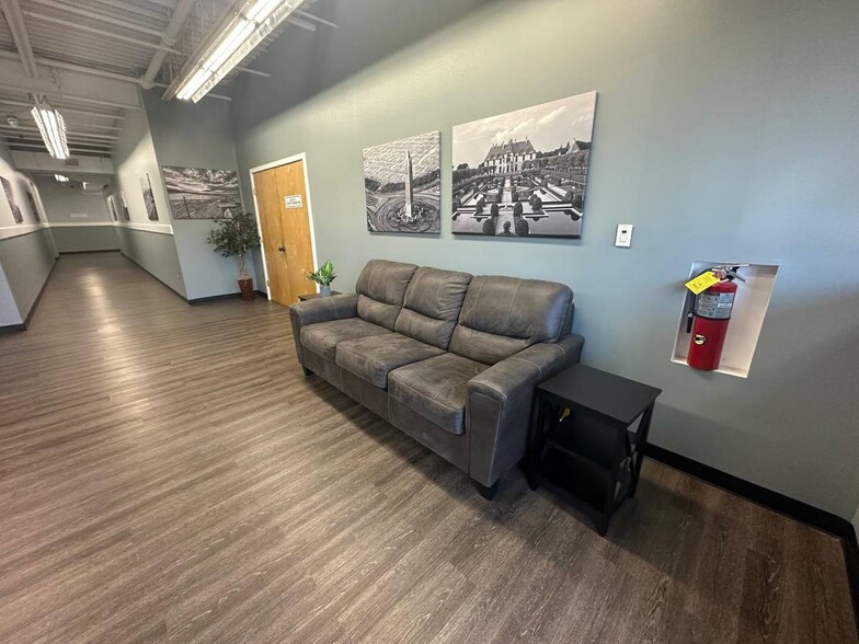 565 Broadhollow Rd, Farmingdale, NY for lease - Lobby - Image 3 of 6