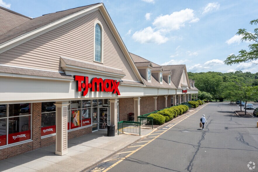 228 S Main St, Newtown, CT for lease - Building Photo - Image 2 of 15