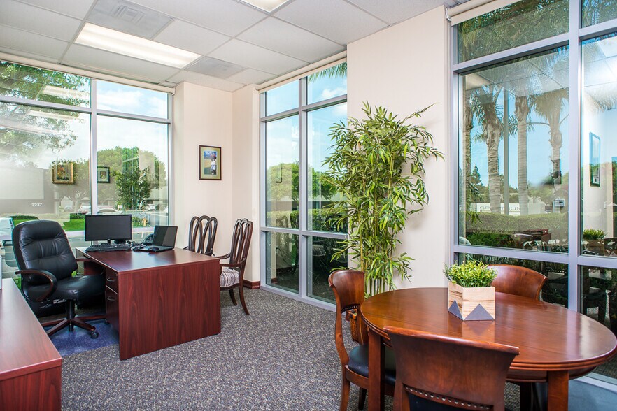2244 Faraday Ave, Carlsbad, CA à louer - Photo du bâtiment - Image 3 de 16