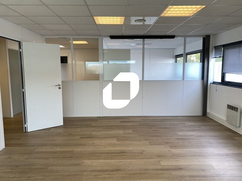 Office in Mérignac for lease Interior Photo- Image 1 of 13