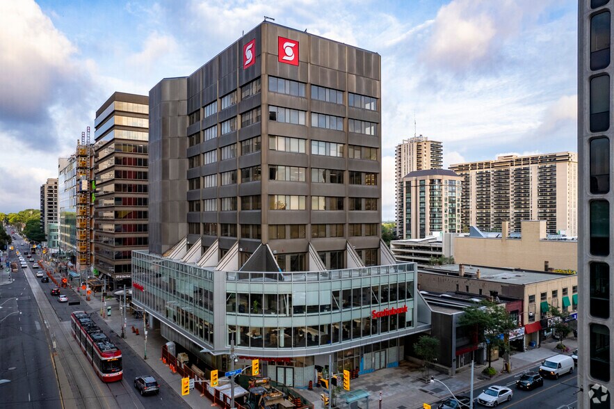 1 St Clair Ave E, Toronto, ON à louer - Photo du bâtiment - Image 1 de 3